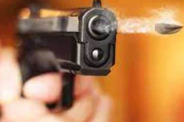 ආපනශාලාවක් ඉදිරිපිට වෙඩි තැබිමක්.