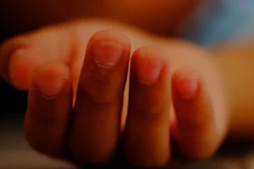 මවක් සිය දරු දෙදෙනාට වස පොවයි - පස් හැවිරිදි පුතු මිය යයි.. අට හැවිරිදි දියණියට අසාධ්යයි..