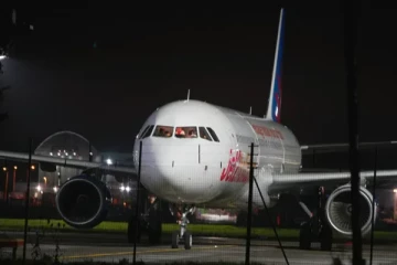 பிரித்தானியா வந்த பயணிகள் விமானத்திற்கு வெடிகுண்டு மிரட்டல் - போர் விமானங்களின் உதவியுடன் தரையிறக்கம்