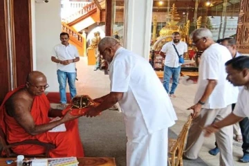 டக்ளஸின் அரசியல் பயணம் குறித்து கங்காராம விகாராதிபதியின் ஆலோசனை