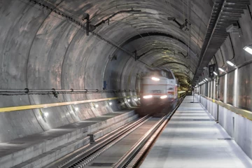 ஆல்ப்ஸ் மலையினூடே செல்லும் சுரங்க ரயில் பாதைக்குள் சிக்கிக்கொண்ட 600 பயணிகள்