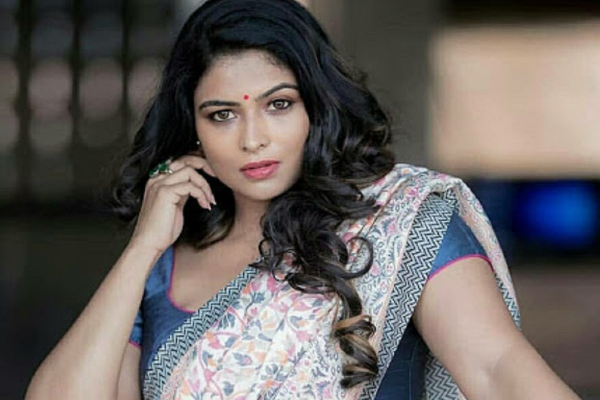 மது பாட்டிலுடன் தொகுப்பாளினி மகேஷ்வரி எடுத்த போட்டோ ஷுட்- ஷாக்கான ரசிகர்கள் | Vj Maheshwari Photoshoot With Liquor Bottle