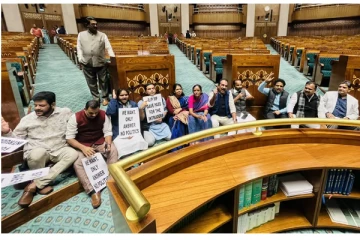 கனிமொழி, ஜோதிமணி உள்ளிட்ட 15 எம்.பிக்கள் சஸ்பெண்ட் - மக்களவையில் பரபரப்பு!