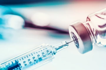 மட்டக்களப்பு சுகாதார வைத்திய அதிகாரி பணிமனையில் தடுப்பூசி ஏற்றிக் கொண்ட பிள்ளையான்