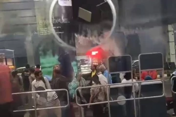 புரட்டிப்போட்ட கனமழை; இடிந்து விழுந்த ஏர்போர்ட் மேற்கூரை- பதப்பதைக்கும் காட்சிகள்!