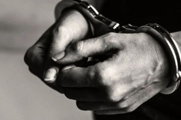 ඇසිඩ් ප්‍රහාරයකින් සිය සැමියා ඝාතනය කළ බවට සැකපිට නීතීඥ බිරිඳ අත්අඩංගුවට..