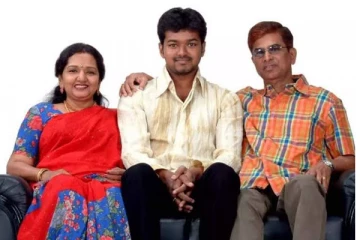 தன் அப்பா, அம்மாவையே தவிக்கவிட்ட தளபதி விஜய், இந்த நாளில் கூடவா