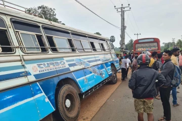 போட்டி போட்டு ஓடிய அரச - தனியார் பேருந்து..! வவுனியாவில் விபத்து