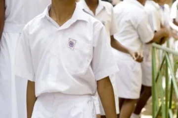 பாடசாலை மாணவர்களை பலவந்தமாக பொலித்தீன் சாப்பிட வைத்த அதிபருக்கு நேர்ந்த கதி!