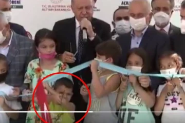 ஜனாதிபதி வர தாமதமானதால்  பொறுமையிழந்த   சிறுவனின் அதிரடி செயல்! வைரலாகும் காணொளி