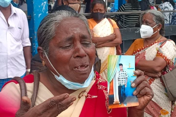 வீதியிலே நின்று நீதிக்கேட்டு மடிந்து போகும் சாபம் இன்னும் தொடருமா? மகனை தேடியலையும் தாய் கதறல் (VIDEO)