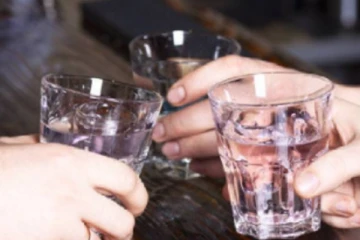 விளையாட்டு வினையானது; நேரலையில் வோட்கா குடித்தவருக்கு நேர்ந்த துயரம்