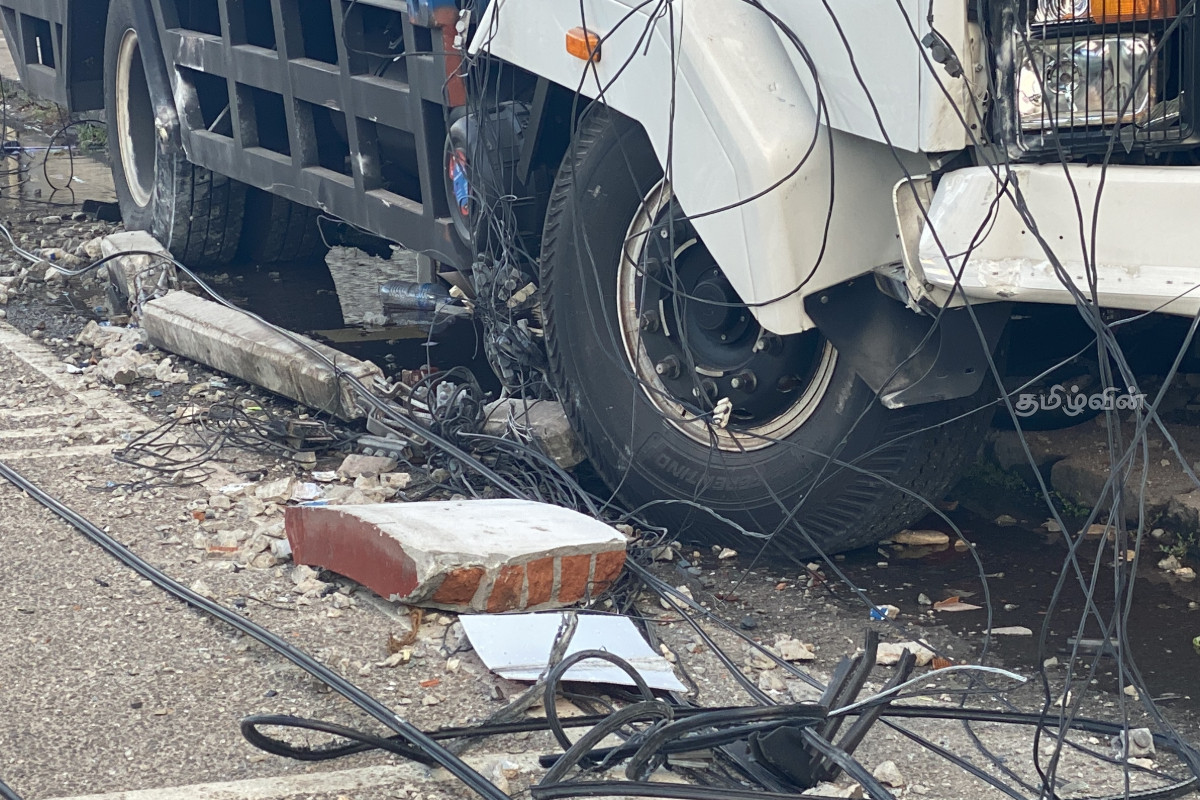 மட்டக்களப்பில் கடைகளை உடைத்துக் கொண்டு விபத்திற்கு உள்ளான பாரவூர்தி | Accident At Batticalo