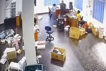 பெண் ஒருவரை கடுமையாக தாக்கிய தனியார் நிறுவன தம்பதிகள்; வெளியான காணொளி