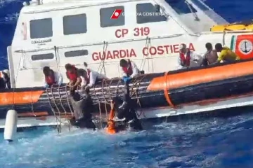 படகு கவிழ்ந்து பெரும் விபத்து... சிறார்கள் உட்பட மூழ்கி பலியான 40 பேர்கள்