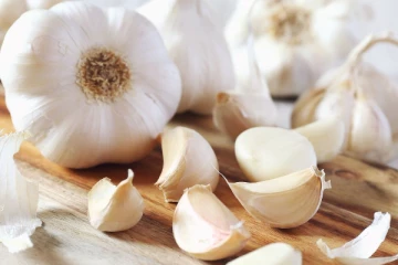 வெள்ளைப் பூண்டை அதிகம் சாப்பிடாதீங்க...ஆபத்து உங்களுக்குத்தான்