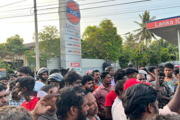 யாழில் எரிபொருள் நிலையத்தில் ஏற்பட்டுள்ள குழப்பத்தால் பரபரப்பு! | Chaos Caused By The Confusion Fuel Station In Yali