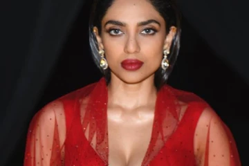 பொன்னியின் செல்வன் நடிகை ஷோபிதா தூலிபாலாவின் படுக்கவர்ச்சியான போட்டோஷூட்