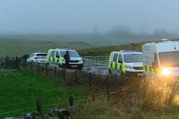 பிரித்தானியா வயல்வெளியில் மனித உடலம் ; 3 பேர் கைது | Human Body Found In British Field 3 Arrested பிரித்தானியா வயல்வெளியில் மனித உடலம் ; 3 பேர் கைது | Human Body Found In British Field 3 Arrested