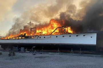 அமெரிக்காவில் தீப்பற்றிய 30க்கும் மேற்பட்ட படகுகள் - செய்திகளின் தொகுப்பு