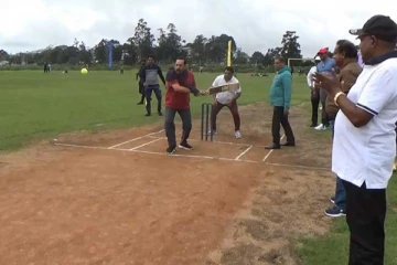 கட்சிக்காரர்களுடன் கிரிக்கெட் விளையாடும் மகிந்த! வெளியான காணொளி(Video)