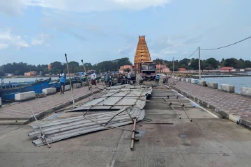 யாழில் திடீர் மினி சூறாவளி; நயினாதீவில் தூக்கி வீசப்பட்ட கொட்டகைகள் !