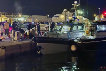 கிரீஸ் இல் அகதிகளுடன் சென்ற படகு விபத்து ; 15 பேர் உயிரிழப்பு