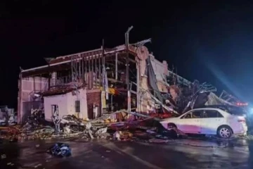 அமெரிக்காவில் பல மாகாணங்களை பந்தாடிய புயல்... குழந்தைகள் உள்பட 18 பேர் உயிரிழப்பு!