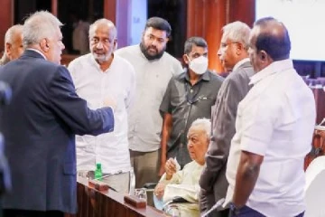 ரணிலிடம் சிக்காதீர் -தமிழ் கட்சிகளுக்கு பொன்சேகா ‘அட்வைஸ்’