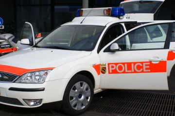 சுவிஸில் திருட முயன்ற சிறுவனுக்கு நேர்ந்த துயரம்; கதவில் தலை சிக்கி உயிரிழப்பு