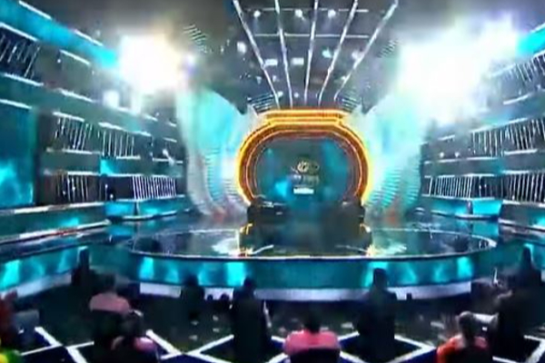 கமல் காலில் விழுந்த ஜோடி....இனி 1 மணி நேரம் காத்திருக்கும் விருந்து! | Bigg Boss Ultimate Contestants Enter With Great