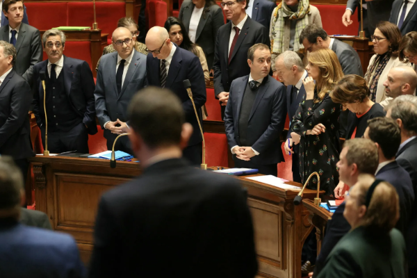 பிரான்ஸ் பட்ஜெட் வாக்கெடுப்பு: பிரதமர் தலை தப்பியது | French Pm Sebastien Wins In Budget Vote பிரான்ஸ் பட்ஜெட் வாக்கெடுப்பு: பிரதமர் தலை தப்பியது | French Pm Sebastien Wins In Budget Vote