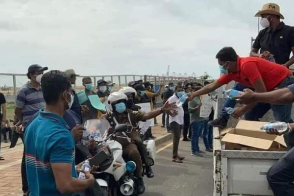 இலங்கையில் இடம்பெறும் போராட்டம் தொடர்பில் ஓர் நெகிழ்ச்சி பதிவு! | Sri Lanka Economic Crisis Galle Face Protest