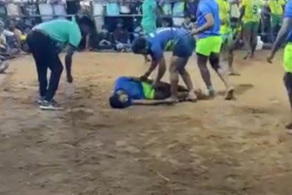 சுருண்டு விழுந்து இறந்த தமிழக கபடி வீரர்!  சினிமா பாணியில் களத்தில் நடந்த துயரச் சம்பவம்! | Kabaddi Player Death Viral Video