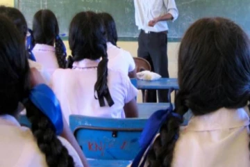 பாடசாலை மாணவியை வீட்டுக்கு அழைத்த ஆசிரியருக்கு நேர்ந்த கதி!