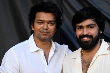 விஜய் உடன் இருக்கும் இந்த நபர் யார் தெரியுமா? ஹீரோவாகும் பிரபல இயக்குனரின் மகன் தான்