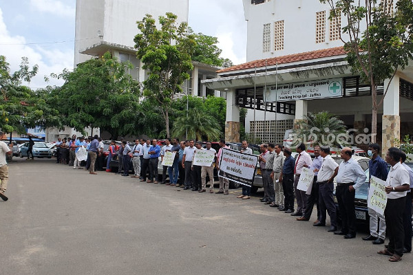 வட மாகாண வைத்தியசாலைகளில் பணி பகிஷ்கரிப்பு போராட்டம்(Photos) | Work Boycott Strike In Northern Province Hospitals
