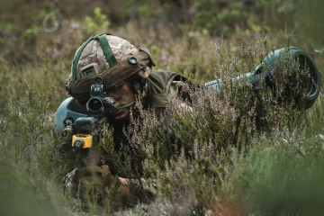 உயர் ஆயுதப் பயிற்சியில் ஈடுபட்டுள்ள பிரித்தானிய துருப்புகள்