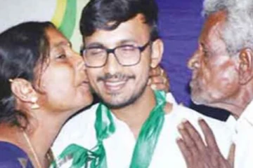 தேர்வில் பல்கலைக்கழக அளவில் முதலிடம் பிடித்து விவசாயி மகன் சாதனை