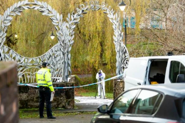 பிரித்தானியாவில் உள்ள பூங்கா ஒன்றில் கிடந்த சிறுமியின் சடலத்தால் ஏற்பட்ட பரபரப்பு! | Excitement By A Dead Body Lying In A Park In Uk