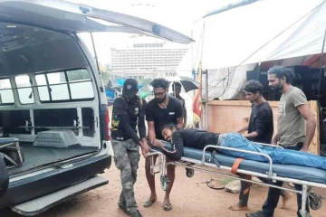 අරගල භූමියේ තුවාල ලැබූවන් ගිලන් රථ වලින් රැගෙන යන අයුරු.(VIDEO)