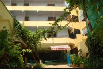 பள்ளி கட்டணம் செலுத்தாததால் மாணவர்களை வெளியே அமர்த்திய பள்ளி நிர்வாகம்