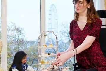 உலகிலேயே உயரமான பெண்ணும் குள்ளமான பெண்ணும்... கின்னஸ் உலக சாதனை நாளில் நிகழ்ந்த சந்திப்பு