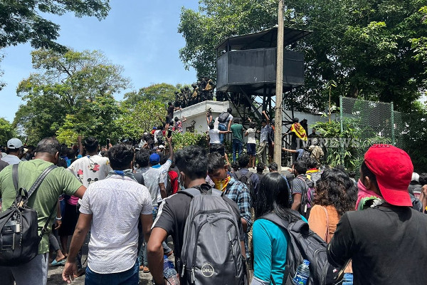 ரணிலின் உத்தரவை உதாசீனப்படுத்தி  பிரதமர் அலுவலகத்தை முற்றுகையிட்ட மக்கள்! | People Besieged The Prime Minister S Office