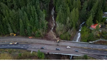 பிரிட்டிஷ் கொலம்பியாவில் மண் சரிவில் 3 பேர் பலி