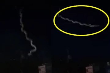 திடீரென்று விழுந்த நீளமான பாம்பு… அலறியடித்து ஓடும் பொதுமக்கள்