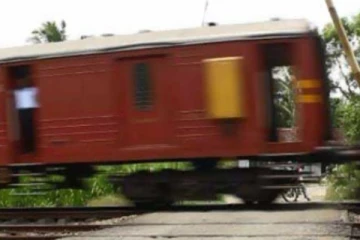 දුම්රියක ගැටී කාන්තාවක් ජිවිතක්ෂයට.