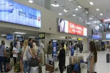 கட்டுநாயக்காவில் காலைவேளை சிக்கிய இளம்பெண் -அவரின் அநாகரிக செயல் அம்பலம்
