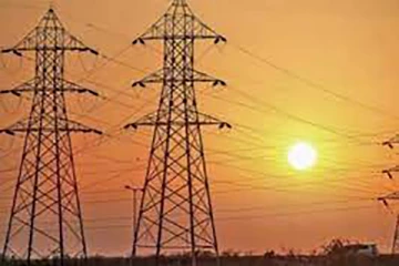 லங்கா சூரிய சக்தி சங்கம் பல்வேறு கோரிக்கைகளை வலியுறுத்தி கல்முனையில் ஆர்பாட்டம் செய்தனர்