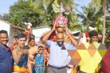 மாங்குயிலே பூங்குயிலே : தலையில் கரகம் வைத்து நடனமாடிய கலெக்டர் .. கலைகட்டிய பொங்கல் விழா